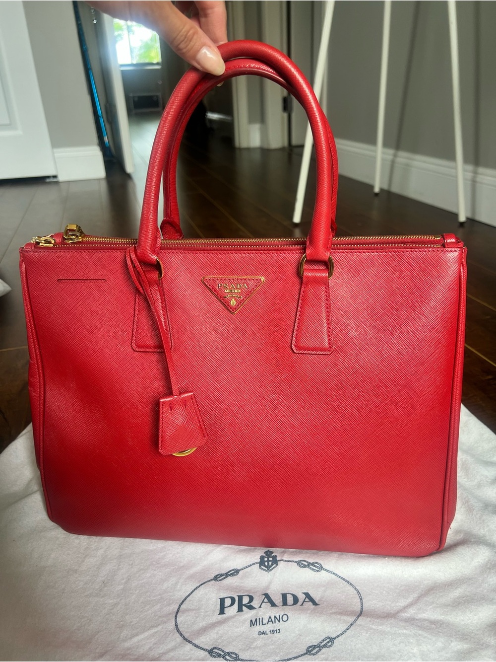 👜 Prada Saffiano Lux Galleria Double-Zip Tote – Vibrant Red